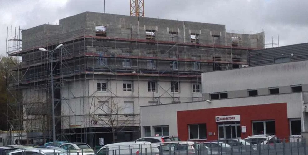 Photo du résultat final : la clinique surélevée de 2 étages, en cours de finition, sans avoir interrompu son fonctionnement