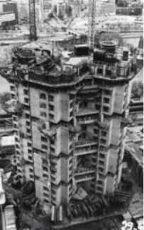 Vue aérienne du chantier de la Tour Totem en cours de construction, IGH de 32 étages, grue intérieure visible